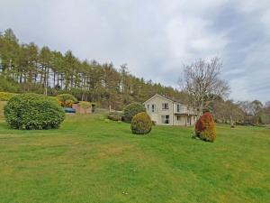 a large yard with a house and some bushes at Beannachd in Evelix