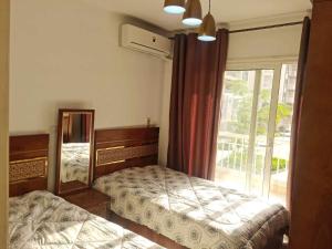 Postel nebo postele na pokoji v ubytování شقه مفروشه بمدينتى