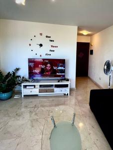 Televízia a/alebo spoločenská miestnosť v ubytovaní Elegant Palm Mar Apartment