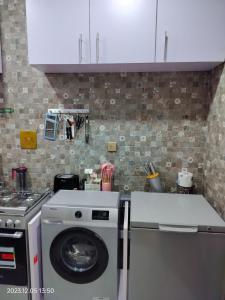 een keuken met een wasmachine en een wasmachine bij UCLAS Gorgeous Apartment in Port Harcourt