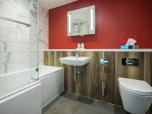 uma casa de banho com um lavatório, um WC e um espelho. em Garden Views - Ukc5414 em Broadstairs