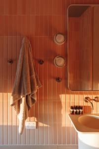 a bathroom with a shower with a towel and a sink at Pod-e Luxury Accommodation - Mulla Mulla in Streaky Bay