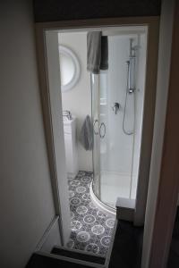 Habitación de 2 m2 con vistas a un baño con ducha. en Evi the school bus at Oromahoe Downs Farm, en Puketona
