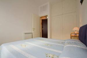 Llit o llits en una habitació de Case vacanze Mirko IMPERIA BORGO MARINA