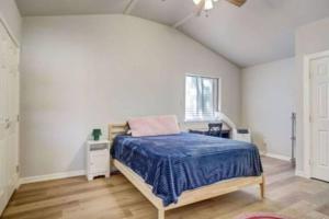 ein weißes Schlafzimmer mit einem Bett und einem Fenster in der Unterkunft ATV Lakefront Paradise in Lakehills