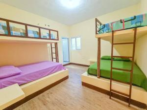 - une chambre avec 2 lits superposés dans l'établissement El descanso monterrico, à Santa Rosa