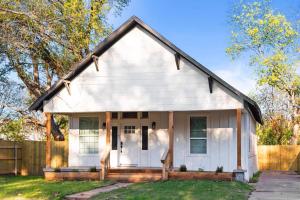 New Charming 2-Bedroom Home Minutes to Downtown