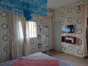 Habitación hospitalaria con cama y ventana en Partners Residence en Douala