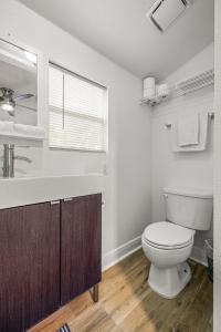 A bathroom at Cute 1bdrm Cottage in Downtown Tampa