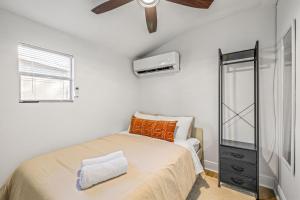 A bed or beds in a room at Cute 1bdrm Cottage in Downtown Tampa