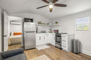 A kitchen or kitchenette at Cute 1bdrm Cottage in Downtown Tampa