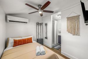 a bedroom with a bed and a ceiling fan at Cute 1bdrm Cottage in Downtown Tampa in Tampa