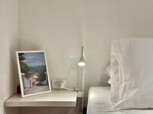 sypialnia ze zdjęciem na stole obok łóżka w obiekcie Terracota Loft Barichara w mieście Barichara