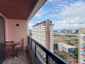 een balkon met uitzicht op een gebouw bij Bonaparte hotel D411 in Brasilia