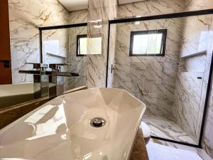 Et badeværelse på Home Aguas da barra Ilhabela