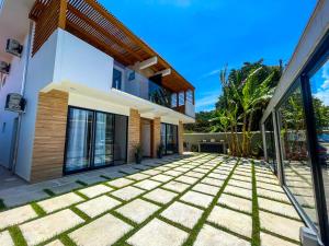 uma casa com um pátio em frente em Home Aguas da barra Ilhabela em Ilhabela