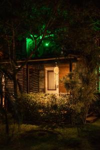 Casa con ventana y luz verde en CASA DE CHICO, en Guarda do Embaú