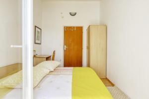 Postel nebo postele na pokoji v ubytování Apartments by the sea Brodarica, Sibenik - 466