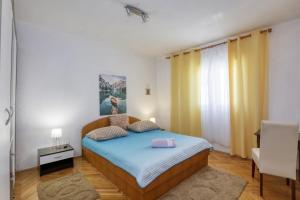 Postel nebo postele na pokoji v ubytování Apartments by the sea Brodarica, Sibenik - 466