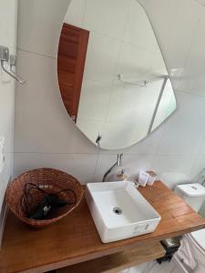 ein Bad mit einem Waschbecken und einem Spiegel in der Unterkunft Green Village pousada Atins in Atins