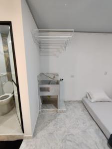 een witte badkamer met een wastafel en een toilet bij Apartahotel Sevilla in Medellín