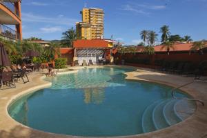 una piscina en un complejo con un edificio en el fondo en Vista Mar 1C by Dream Makers, en Jacó