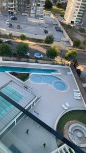 uma vista panorâmica de um edifício com piscina em Hermoso y comodo Departamento con vista al mar, costas de montemar em Concón