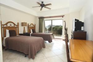 Una habitación de hotel con dos camas y una ventana. en Vista Mar 1C by Dream Makers, en Jacó 87 fotos más