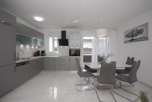 een keuken en eetkamer met een tafel en stoelen bij Apartments with a parking space Trogir - 22015 in Trogir