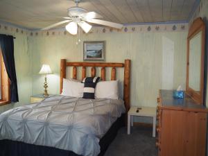 une chambre avec un lit et un ventilateur de plafond dans l'établissement Bayside Cottage - Remodeled And Great Location!, à Frankfort