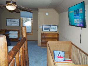 une chambre avec un lit superposé et une télévision dans l'établissement Bayside Cottage - Remodeled And Great Location!, à Frankfort