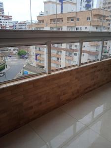 - une vue depuis la fenêtre d'un bâtiment dans l'établissement Apartamento novo Vila Guilhermina, à Praia Grande