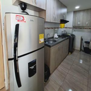 卡塔赫納的住宿－Cómodo apartamento en Cartagena，厨房配有冰箱和水槽
