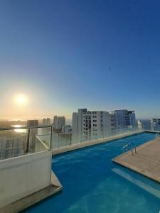 卡塔赫納的住宿－Cómodo apartamento en Cartagena，建筑物屋顶上的游泳池