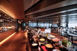 un restaurante con una línea de buffet con comida a la vista en Hotel Metropolitan Tokyo Haneda - 2023-10-17 Grand Opening en Tokio