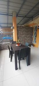 3-Bedroom House في بوتوان: طاولة سوداء وكراسي عليها خزاف