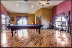 ein Wohnzimmer mit einem Billardtisch darin in der Unterkunft Luxurious farm house! 5-bed, 4 bath, pool and spa. in Bonham