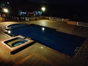 una piscina vacía por la noche en villa roman, en Montenegro