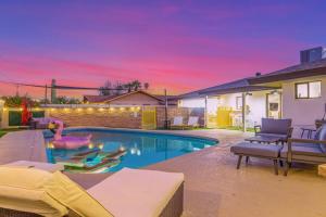 Peldbaseins naktsmītnē Stylish Old Town Scottsdale Oasis w/ Heated Pool vai tās tuvumā