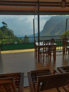 una mesa y sillas en un balcón con vistas en Green Village en Ella