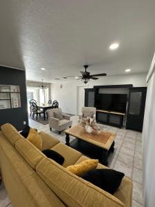 un soggiorno con divano e tavolo di Seashell House a Clearwater