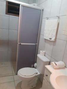 ein Bad mit einem WC, einer Dusche und einem Waschbecken in der Unterkunft Green house in Praia do Rosa