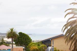 una vista sull'oceano da una casa di Holiday Lodge Motor Inn a Narooma