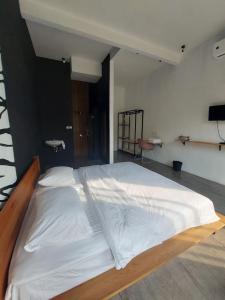 Giường trong phòng chung tại Mercusuar Resort Jepara