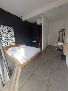 Giường trong phòng chung tại Mercusuar Resort Jepara