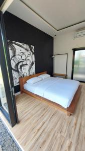 Giường trong phòng chung tại Mercusuar Resort Jepara