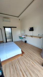 Giường trong phòng chung tại Mercusuar Resort Jepara