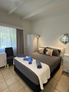 um quarto de hotel com duas camas e uma cadeira em COST EFFECTIVE ISLAND ESCAPE! Studio Unit, Nelly Bay em Nelly Bay