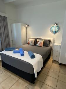 um quarto com duas camas e uma placa que lê milagre cama em COST EFFECTIVE ISLAND ESCAPE! Studio Unit, Nelly Bay em Nelly Bay