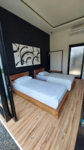 Giường trong phòng chung tại Mercusuar Resort Jepara